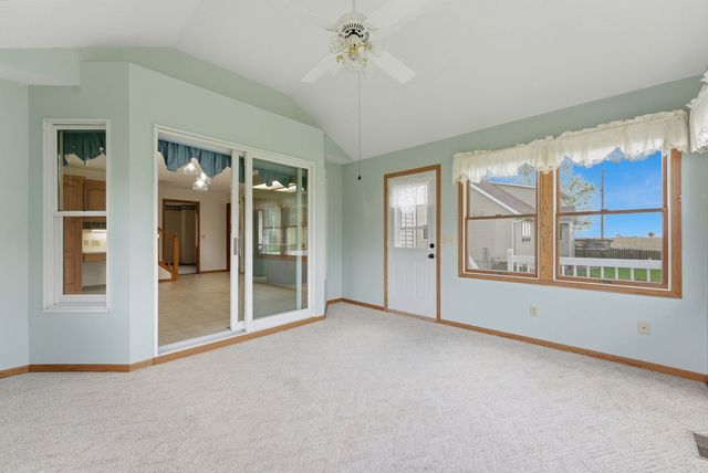 1208 W Donahue Street, Eldridge, IA 52748