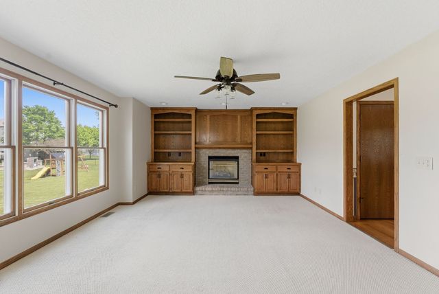 1208 W Donahue Street, Eldridge, IA 52748