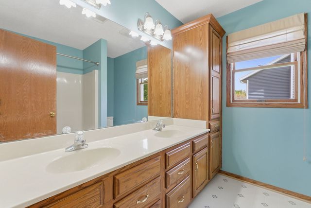 1208 W Donahue Street, Eldridge, IA 52748