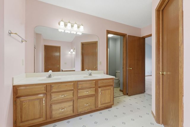 1208 W Donahue Street, Eldridge, IA 52748