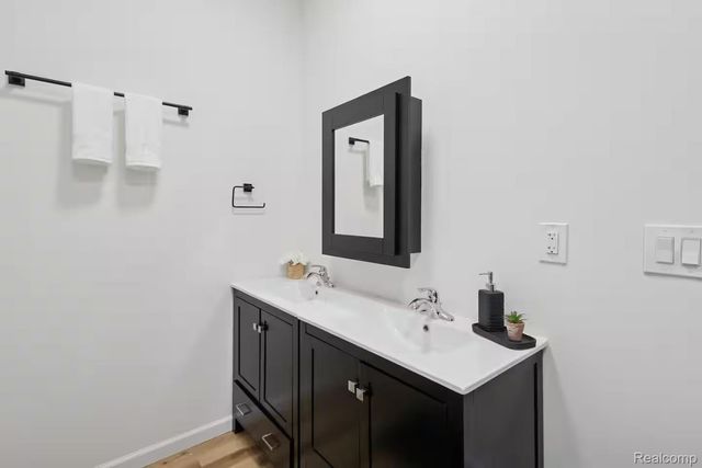 909 N Pine Street, Lansing, MI 48906