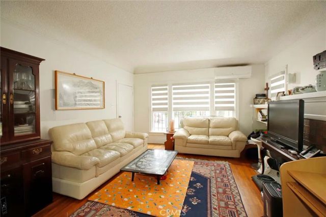 1547 S Wilton, Los Angeles, CA 90019