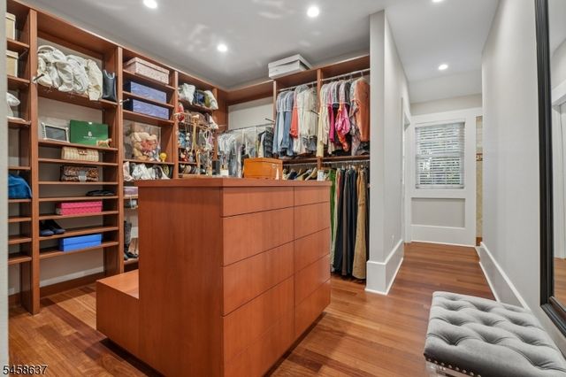 16 Holmehill Lane, Roseland Boro, NJ 07068