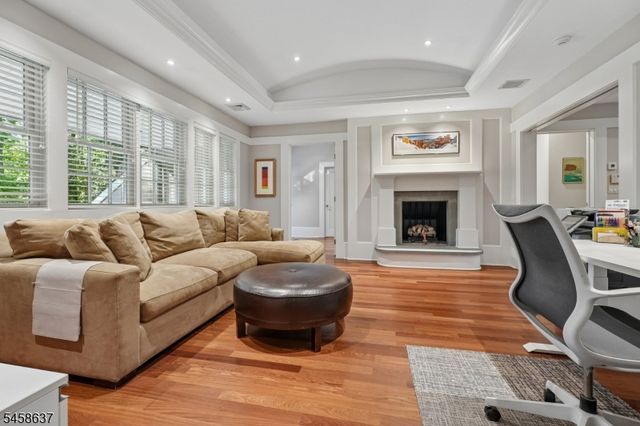 16 Holmehill Lane, Roseland Boro, NJ 07068