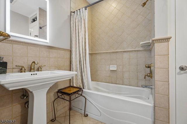16 Holmehill Lane, Roseland Boro, NJ 07068