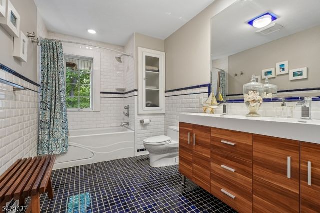 16 Holmehill Lane, Roseland Boro, NJ 07068