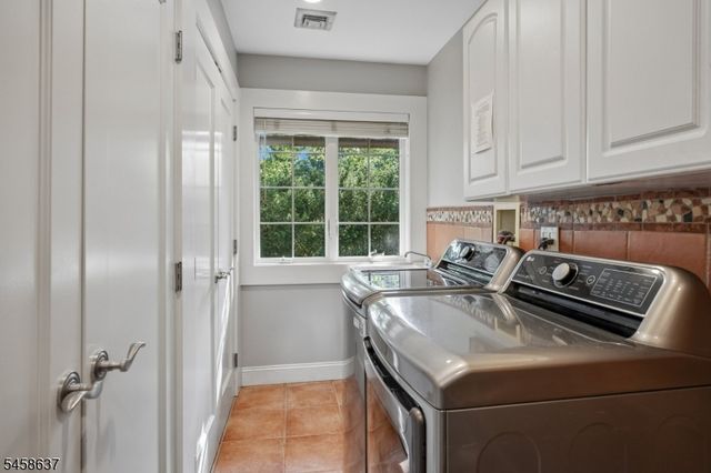 16 Holmehill Lane, Roseland Boro, NJ 07068