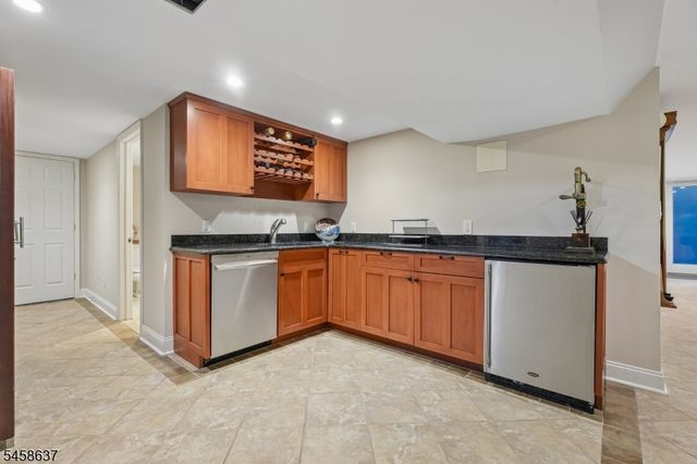 16 Holmehill Lane, Roseland Boro, NJ 07068