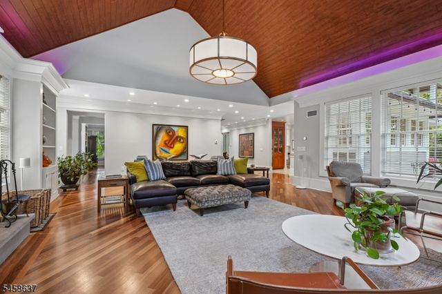 16 Holmehill Lane, Roseland Boro, NJ 07068
