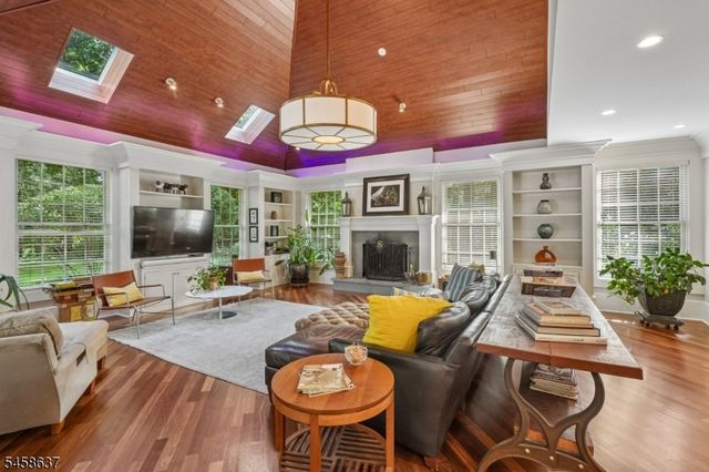 16 Holmehill Lane, Roseland Boro, NJ 07068