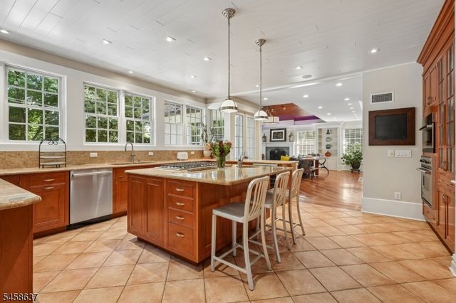 16 Holmehill Lane, Roseland Boro, NJ 07068