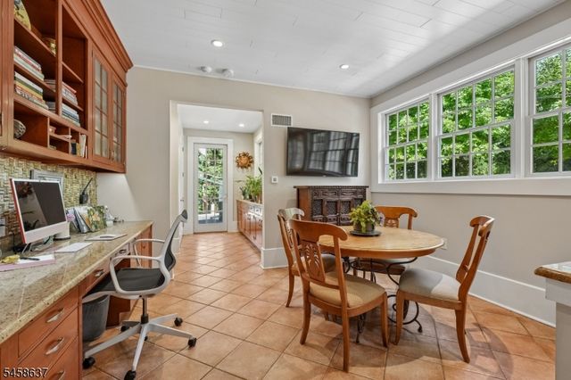 16 Holmehill Lane, Roseland Boro, NJ 07068