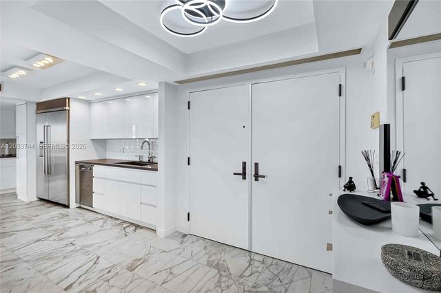 2 Grove Isle Dr B1210, Miami, FL 33133