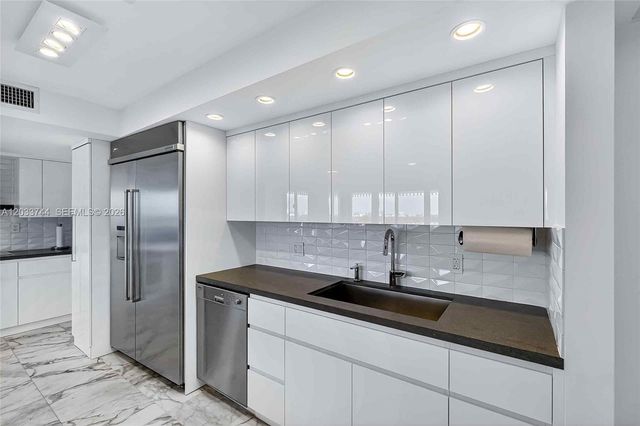 2 Grove Isle Dr B1210, Miami, FL 33133