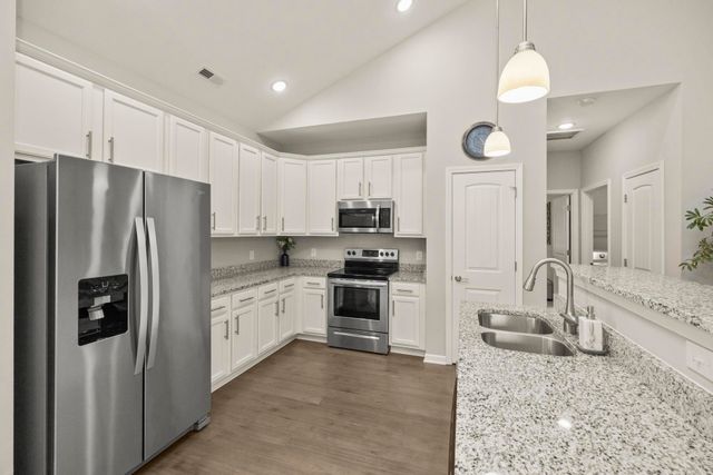 640 Whirlaway Dr, Burns, TN 37029