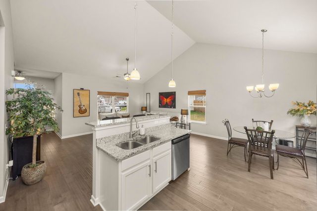 640 Whirlaway Dr, Burns, TN 37029