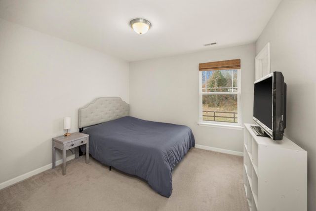 640 Whirlaway Dr, Burns, TN 37029