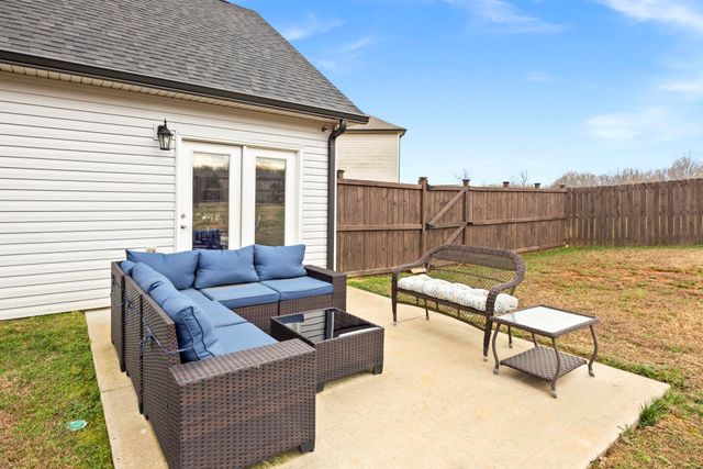 640 Whirlaway Dr, Burns, TN 37029