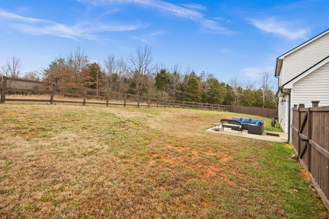 640 Whirlaway Dr, Burns, TN 37029