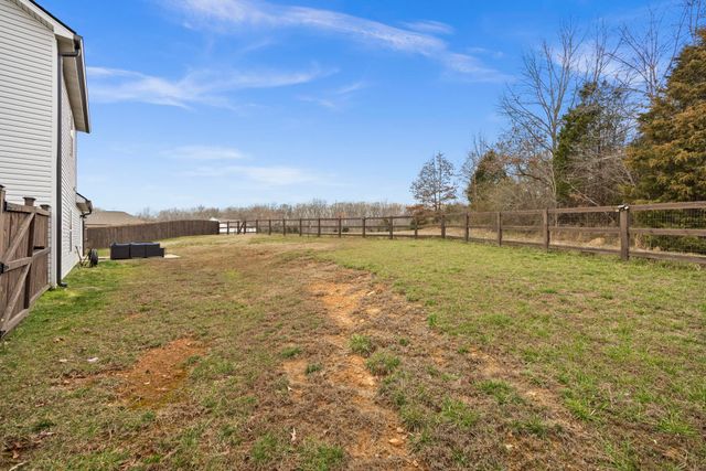 640 Whirlaway Dr, Burns, TN 37029