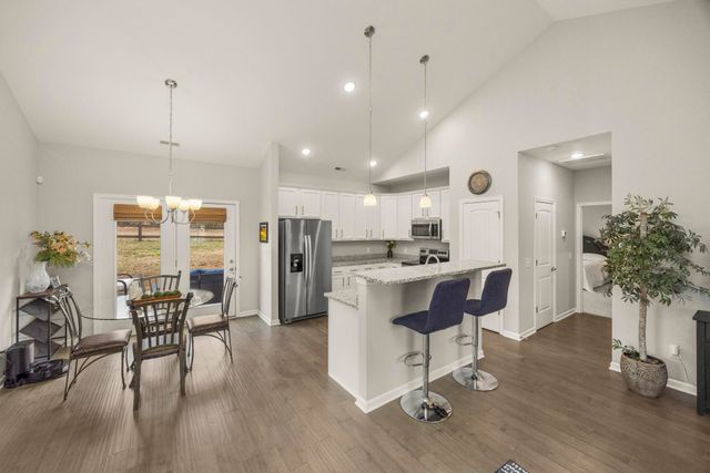 640 Whirlaway Dr, Burns, TN 37029