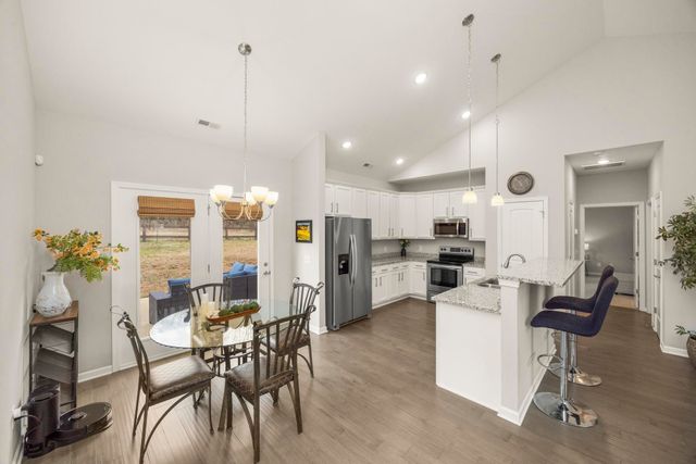 640 Whirlaway Dr, Burns, TN 37029