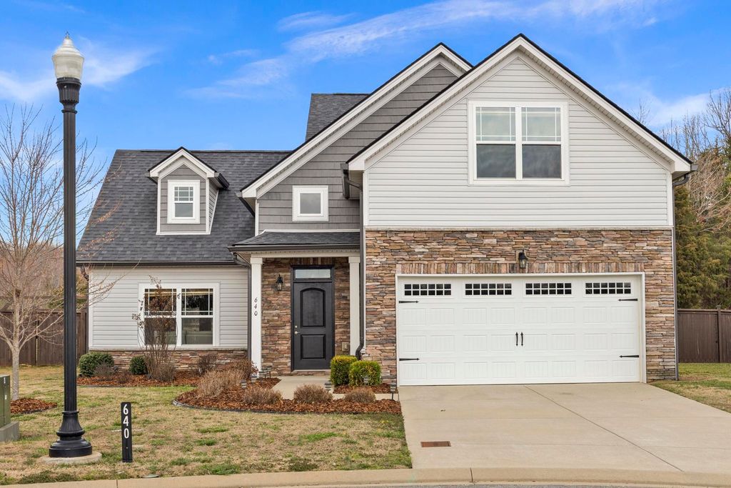 640 Whirlaway Dr, Burns, TN 37029