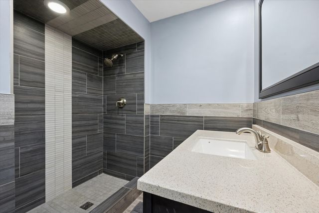 320 Claymoor Road 1A, Hinsdale, IL 60521