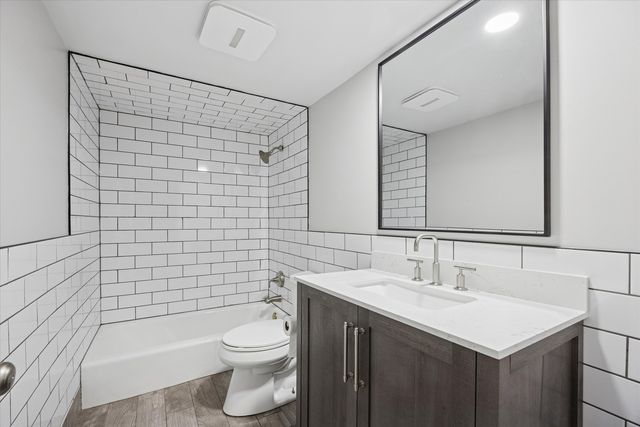 320 Claymoor Road 1A, Hinsdale, IL 60521