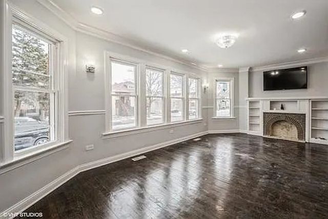 8504 S Essex Avenue, Chicago, IL 60617