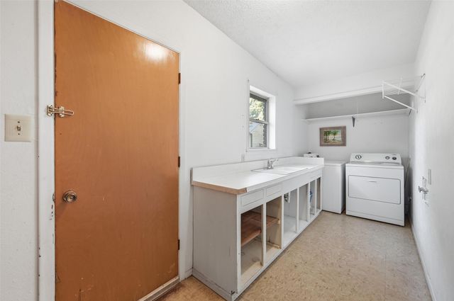 620 W College Street, Grapevine, TX 76051