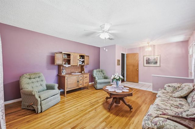620 W College Street, Grapevine, TX 76051