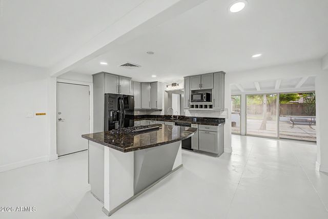 8744 N 6TH Drive, Phoenix, AZ 85021