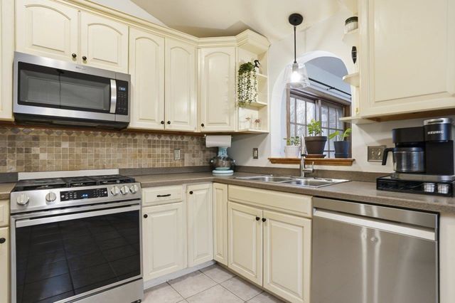 21 W Chamberlain Road, Merrimack, NH 03054