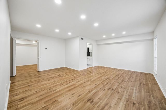 357 N Post Oak Lane 102, Houston, TX 77024