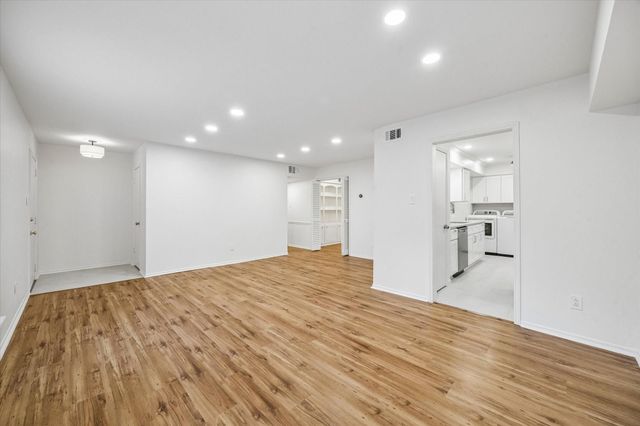 357 N Post Oak Lane 102, Houston, TX 77024