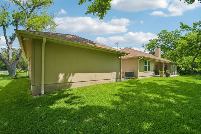 307 W 4th ST, Elgin, TX 78621