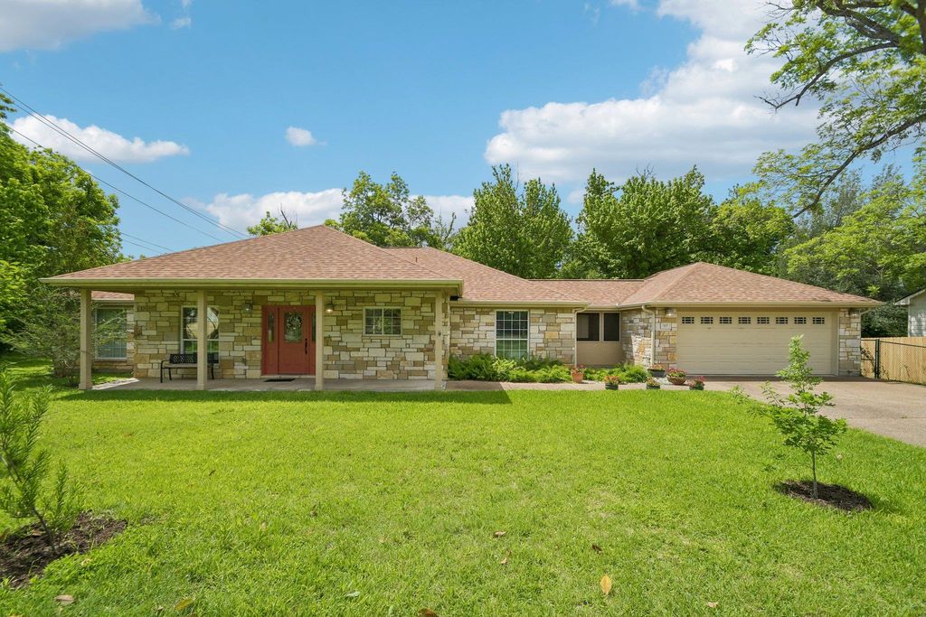 307 W 4th ST, Elgin, TX 78621