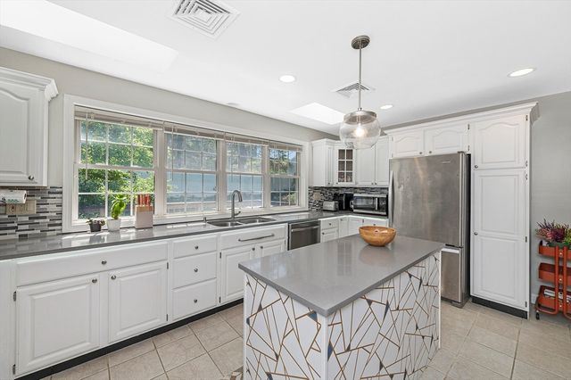122 Massachusetts Ave 122, Lexington, MA 02420