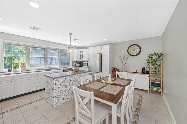 122 Massachusetts Ave 122, Lexington, MA 02420
