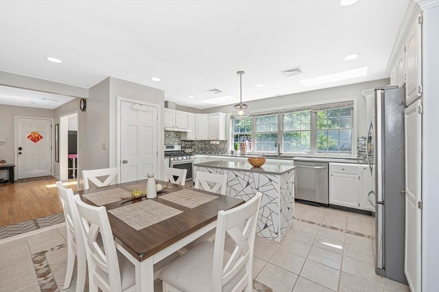 122 Massachusetts Ave 122, Lexington, MA 02420