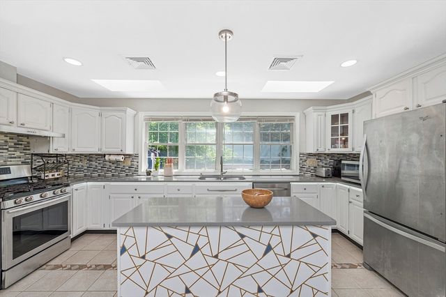 122 Massachusetts Ave 122, Lexington, MA 02420