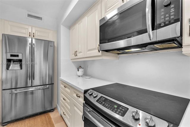 9101 E Bay Harbor Dr 101, Bay Harbor Islands, FL 33154