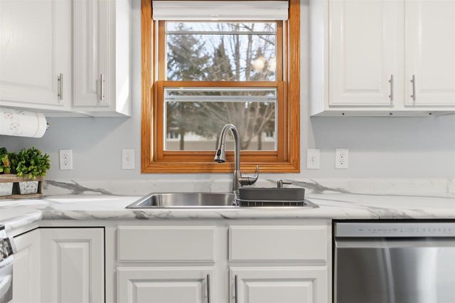 1820 BASSWOOD LANE, Little Chute, WI 54140