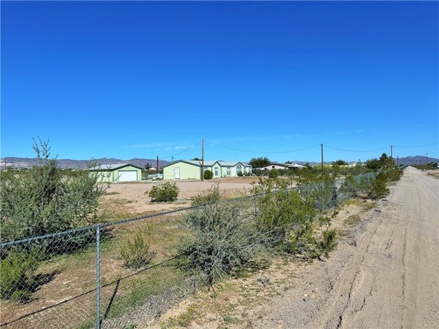 869 S Escuela Road, Golden Valley, AZ 86413