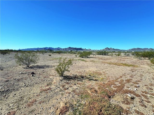 869 S Escuela Road, Golden Valley, AZ 86413