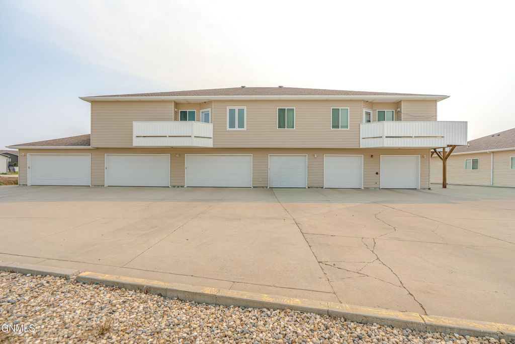706 Lasalle Drive E, Bismarck, ND 58503 photo 1