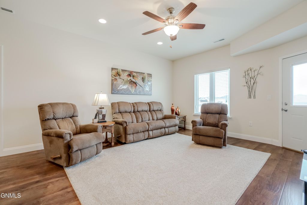 706 Lasalle Drive E, Bismarck, ND 58503 photo 4