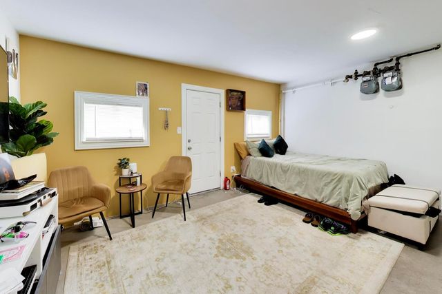 3450 W Diversey Avenue, Chicago, IL 60647