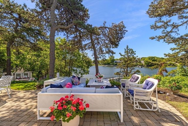 17 Cove Ln, Dennis, MA 02670